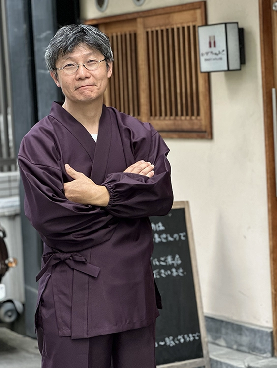作務衣を着た男性｜マルフク作務衣