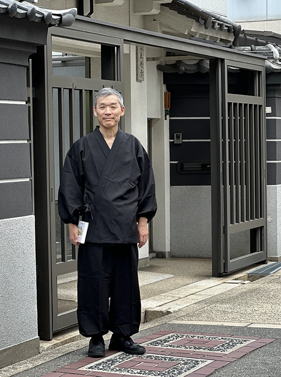 作務衣を着た男性｜マルフク作務衣