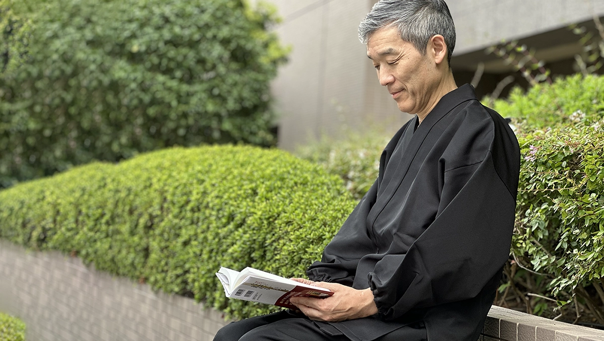 作務衣を着て本を読む男性｜マルフク作務衣