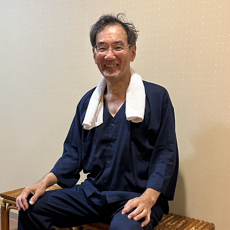 高島ちぢみのダボシャツを着る男性