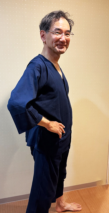 福本繊維マルフクのダボシャツを着る男性