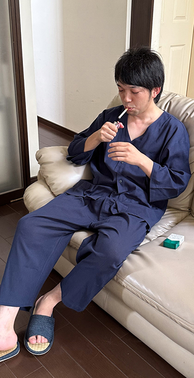 福本繊維マルフクのダボシャツを着る男性