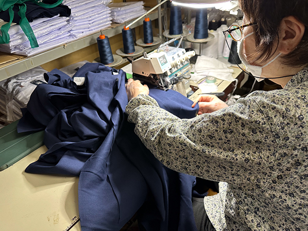 福本繊維|丁寧にミシンをかける女性